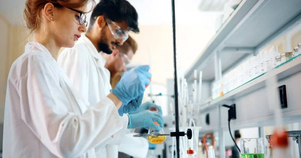 Grupo de estudantes de química que trabalham em laboratório — Fotografia de Stock