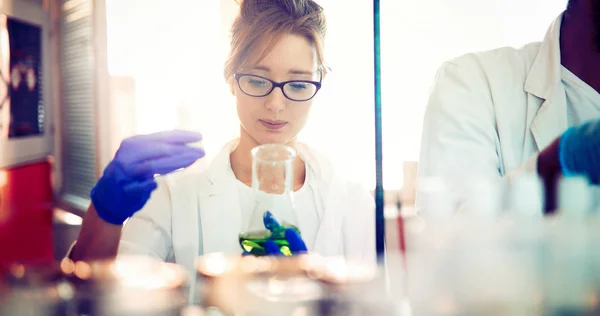 Chemiestudent arbeitet im Labor — Stockfoto