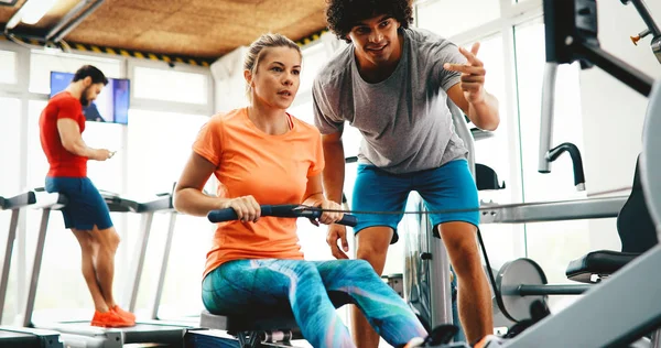 Entraîneur Personnel Aidant Femme Atteindre Les Objectifs Dans Salle Gym — Photo