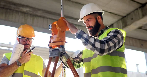 Αρχιτέκτονας συμβουλευτείτε μηχανικός για εργοτάξιο — Φωτογραφία Αρχείου