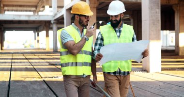 İnşaat sitede grubundaki kişiler