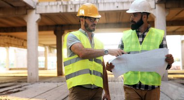 İnşaat sitede grubundaki kişiler