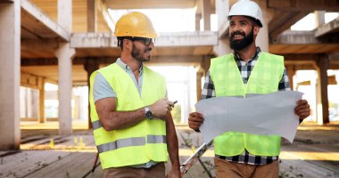 İnşaat sitede grubundaki kişiler
