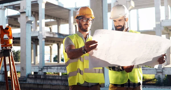 Menschen in der Gruppe auf der Baustelle — Stockfoto