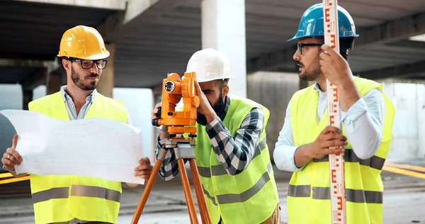 Porträtt av byggnadsingenjörer som arbetar — Stockfoto