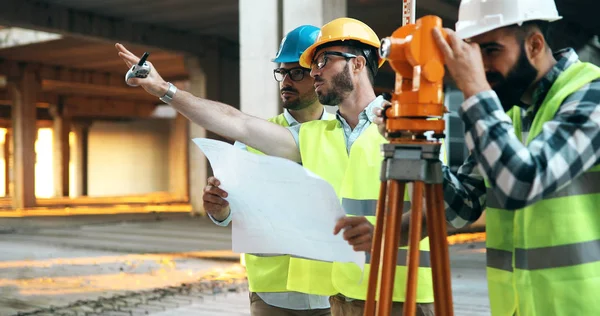 Arquitetura engenharia de trabalho em equipe — Fotografia de Stock