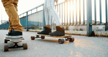 kaykaylar üzerinde çekici çift