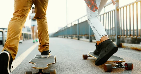 Привлекательная пара на скейтбордах — стоковое фото