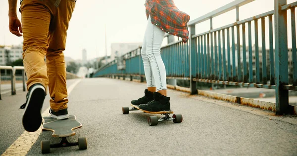 Приваблива пара на скейтбордах — стокове фото