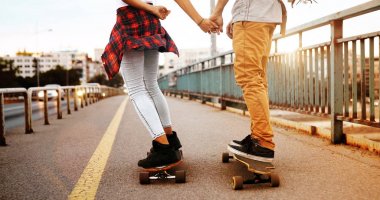 kaykaylar üzerinde çekici çift