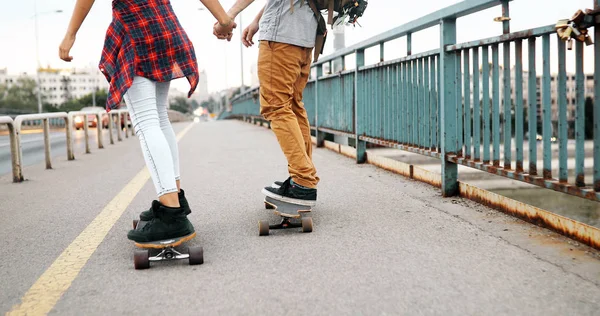 Casal atraente em skates — Fotografia de Stock