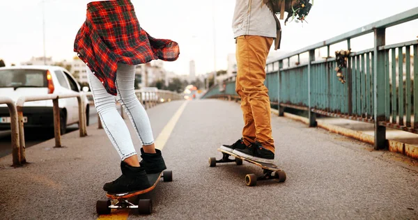 Casal atraente em skates — Fotografia de Stock