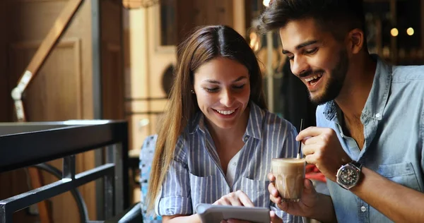 Mujer y hombre coqueteando en la cafetería —  Fotos de Stock