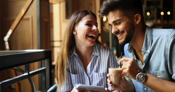 Casal na data no café — Fotografia de Stock