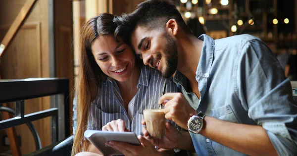 Paar verabredet sich im Café — Stockfoto