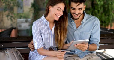  İnternet üzerinden alışveriş yaparken çift