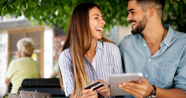 Paar doen winkelen op internet — Stockfoto