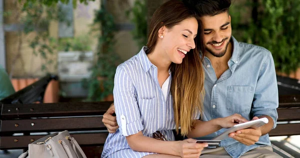 Pareja feliz haciendo compras en Internet — Foto de Stock