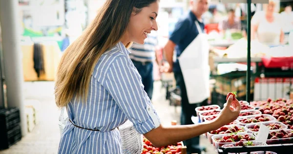 Mujer comprando frutas —  Fotos de Stock