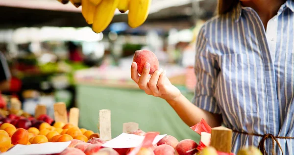 Mujer comprando frutas — Foto de Stock