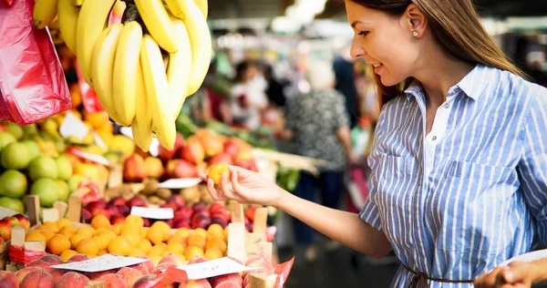 Žena nakupovat ovoce — Stock fotografie