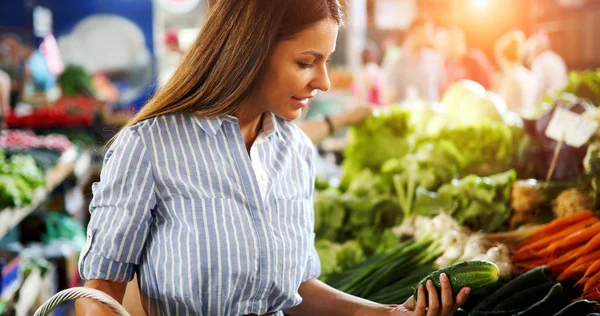 Mujer en el mercado comprando verduras —  Fotos de Stock