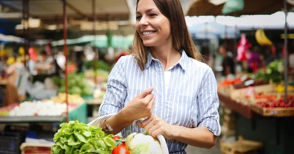 여자 쇼핑 야채와 과일 — 스톡 사진
