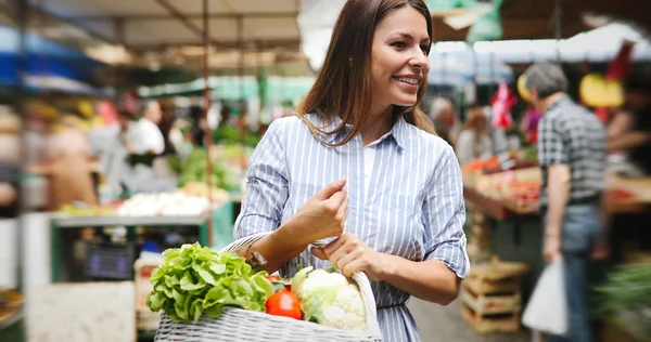 Femme au marché acheter des fruits — Photo