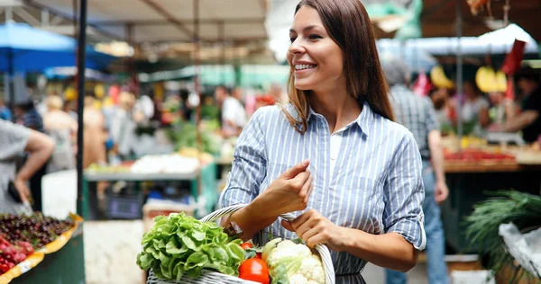 Kadın alışveriş sebze ve meyve — Stok fotoğraf