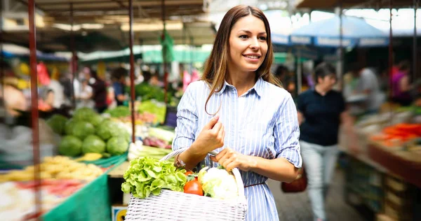 Mulher no mercado comprando frutas — Fotografia de Stock