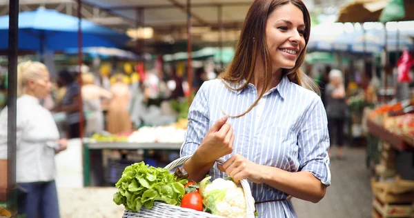 Frau am Marktplatz kauft Obst — Stockfoto