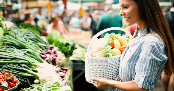 Image de femme au marché acheter des légumes — Photo
