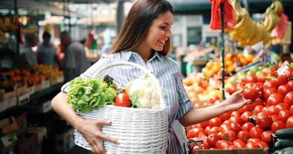 Γυναίκα στο marketplace, να χρειαστεί να αγοράσετε φρούτα — Φωτογραφία Αρχείου