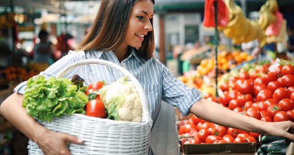 Frau auf dem Marktplatz kauft Gemüse — Stockfoto