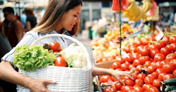 Γυναίκα στο marketplace, να χρειαστεί να αγοράσετε φρούτα — Φωτογραφία Αρχείου