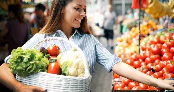 Frau auf dem Marktplatz kauft Gemüse — Stockfoto