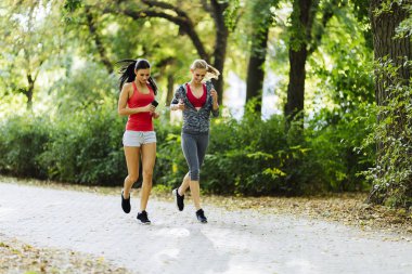 Atletik kadınların doğada koşu