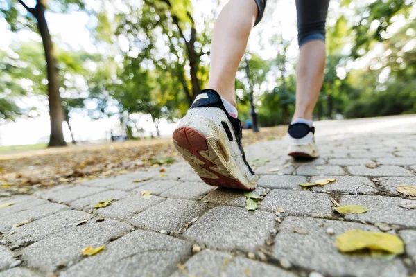 Närbild av joggare fötter — Stockfoto