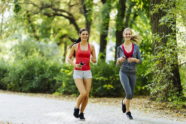 Donne atletiche che fanno jogging nella natura — Foto Stock