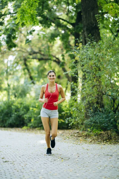 Güzel genç jogger Park — Stok fotoğraf