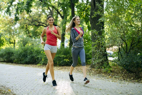 Mulheres atléticas correndo na natureza — Fotografia de Stock