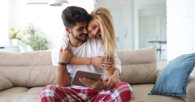  Çiftler evde vakit geçirir.