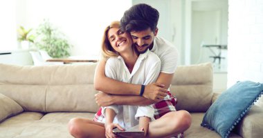 adam sarılma ve eşi öpüşme