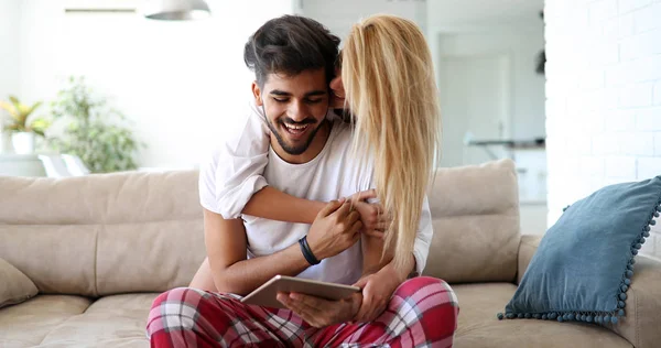 Homme est câlin et embrasser sa femme — Photo