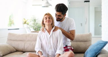 adam karısına masaj vermek