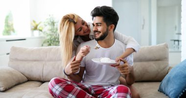 Çift evde vakit geçiriyor.