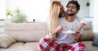  Çift evde vakit geçiriyor.