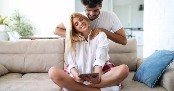 Bonito casal relaxante no sofá — Fotografia de Stock