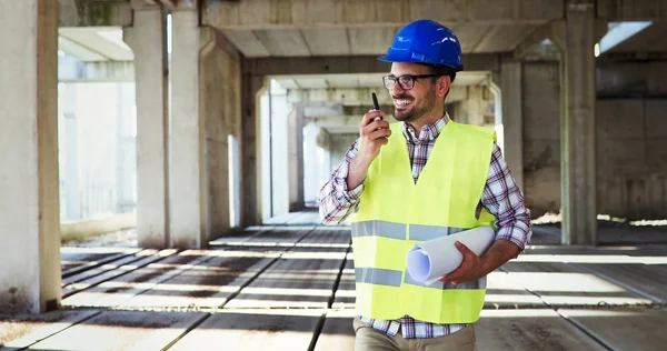 Mandlig arkitekt med tegninger - Stock-foto