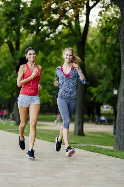 Zwei sportliche Frauen joggen in der Stadt — Stockfoto